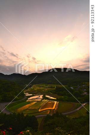 淡い夕焼けと田園風景 92113543