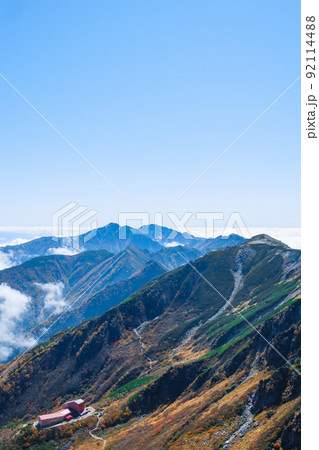 秋の木曽駒ヶ岳トレッキング（伊那前岳稜線から空木岳・南駒ヶ岳の眺め） 92114488