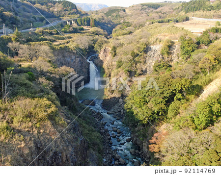 新阿蘇大橋の上流、黒川渓谷の数鹿流ヶ滝の空撮 新阿蘇大橋の上流、黒川渓谷の数鹿流ヶ滝の空撮 92114769