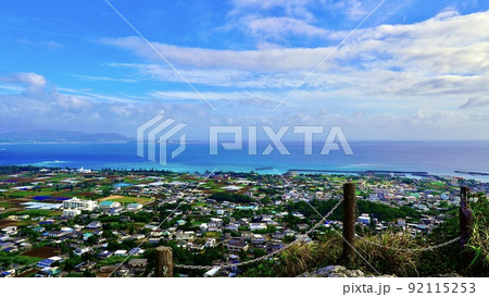 城山の頂上から見える伊江島と海 城山の頂上から見える伊江島と海 92115253