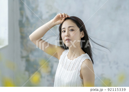 若い女性　ビューティーイメージ　ポートレート 92115339
