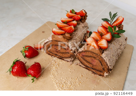 Chocolate strawberry roll cake. Sponge roll with blueberries Chocolate strawberry roll cake. Sponge roll with blueberries 92116449