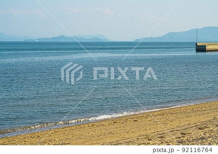 初夏の夕暮れの西脇海水浴場から見た瀬戸内の島と四国2　岡山県瀬戸内市 92116764