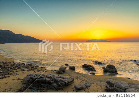 夕焼け　神が宿る島　洋上アルプス屋久島(春 92116954