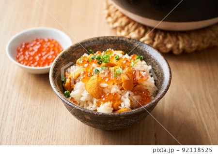 イクラを乗せた雲丹ごはん イクラを乗せた雲丹ごはん 92118525