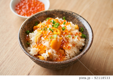 イクラを乗せた雲丹ごはん イクラを乗せた雲丹ごはん 92118533