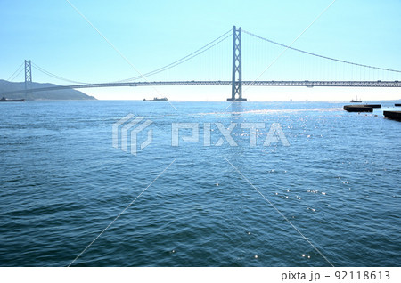 青空と明石海峡大橋 92118613