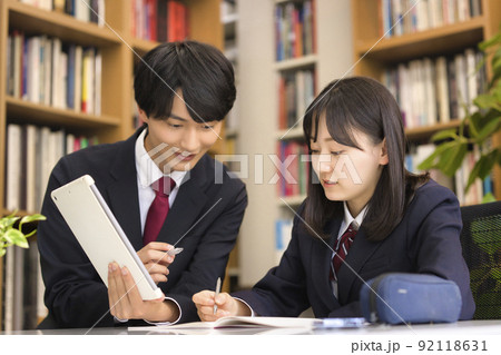 塾で勉強を教わる女子高生と塾講師 塾で勉強を教わる女子高生と塾講師 92118631