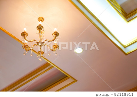 Simple and minimize chandelier gold colour on the ceiling 92118911