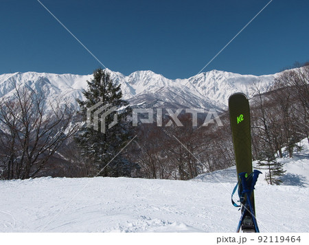 冬の白馬村 白馬岩岳スノーフィールドかも1ペアリフト山頂駅から白馬連峰を望む 冬の白馬村 白馬岩岳スノーフィールドかも1ペアリフト山頂駅から白馬連峰を望む 92119464