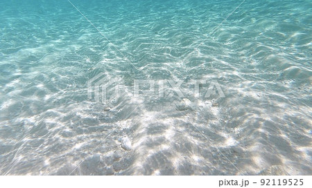 阿嘉島の海底の砂が綺麗な海の風景 92119525