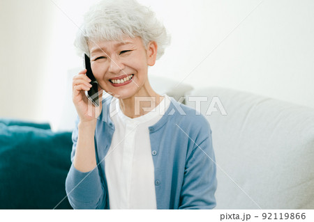 楽しい知らせを受けるシニア女性【スマホ】 92119866