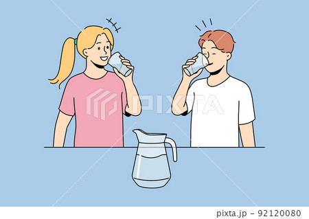 Happy kids drinking water 92120080