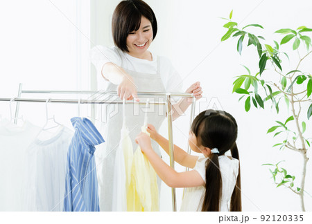 家事を手伝う女の子 家事を手伝う女の子 92120335