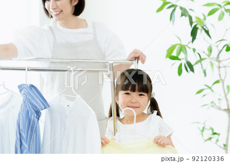 家事を手伝う女の子 92120336