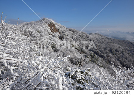 大小山の雪景色 大小山南側小ピークから山頂方面を見る 大小山の雪景色 大小山南側小ピークから山頂方面を見る 92120594