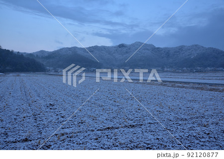 大小山の雪景色　雪に覆われた東側山麓の田園地帯から見た大小山 92120877