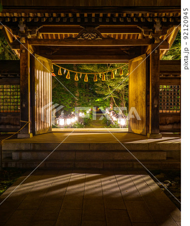境内までの参道を照らす明かり 境内までの参道を照らす明かり 92120945