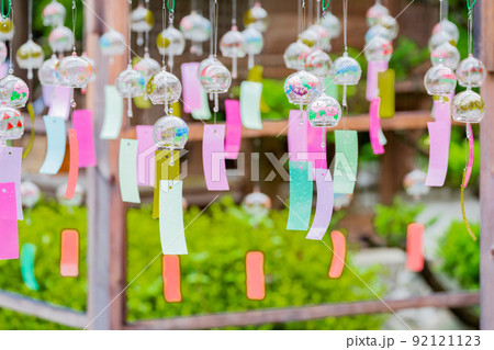 京都府綾部市の東光院の風鈴を撮影したもの 92121123