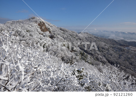 大小山の雪景色 大小山南側小ピークから山頂方面を見る 大小山の雪景色 大小山南側小ピークから山頂方面を見る 92121260