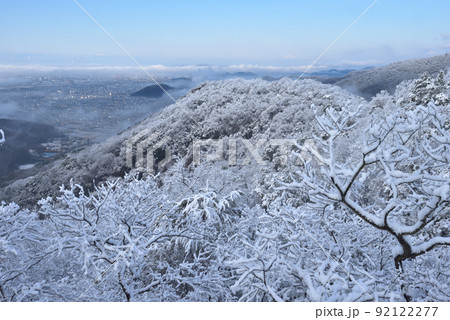 大小山の雪景色 大小山南側小ピークから樹氷越しに西側大坊山方面を見る 大小山の雪景色 大小山南側小ピークから樹氷越しに西側大坊山方面を見る 92122277