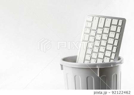 ゴミ箱に捨てたキーボード。デジタルデトックスのイメージ ゴミ箱に捨てたキーボード。デジタルデトックスのイメージ 92122462