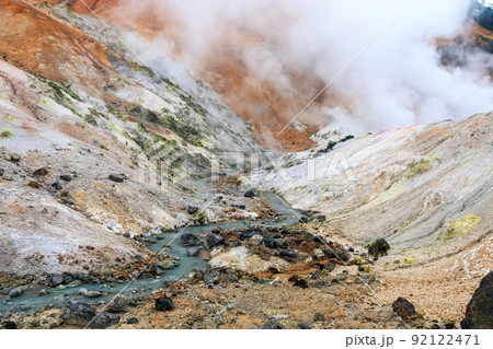 北海道登別市、もくもくと噴気が立ち上る登別地獄谷【7月】 92122471