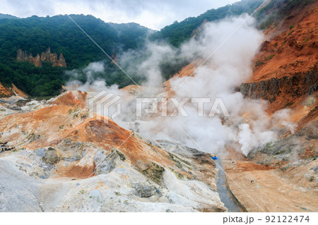 北海道登別市、もくもくと噴気が立ち上る登別地獄谷【7月】 92122474