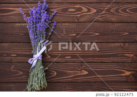 Dry lavender flowers on wooden background close up 92122475