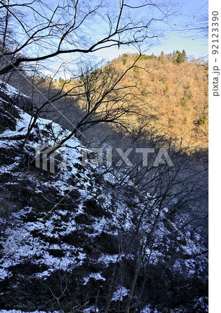 丹沢の大山三峰山 雪の崩落地を通る登山道より能ノ爪(熊ノ爪)を眺める 丹沢の大山三峰山 雪の崩落地を通る登山道より能ノ爪(熊ノ爪)を眺める 92123390