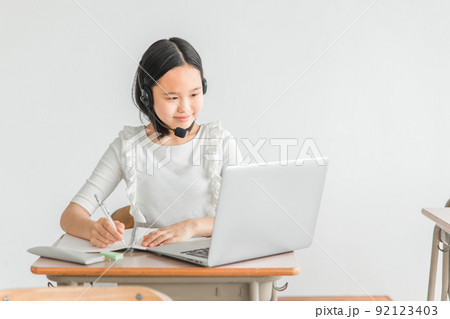 パソコンでオンライン学習をする小学生の子供 92123403