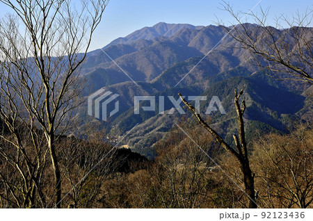 丹沢の相州アルプス 荻野高取山の森より大山を望む 丹沢の相州アルプス 荻野高取山の森より大山を望む 92123436