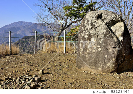 丹沢の相州アルプス 荻野高取山の発句石と大山を望む 丹沢の相州アルプス 荻野高取山の発句石と大山を望む 92123444
