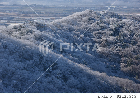 大小山の雪景色 山頂南側小ピークから南へ派生する尾根を見る 大小山の雪景色 山頂南側小ピークから南へ派生する尾根を見る 92123555