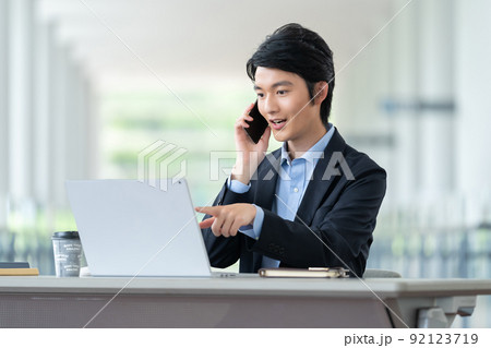 男性会社員　ビジネスマン　サラリーマン　正社員 92123719