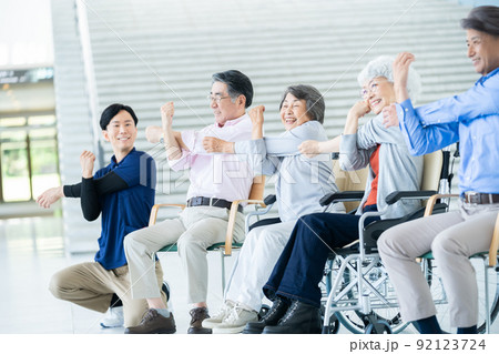 体操をする老人ホーム利用者 シニアイメージ 介護士 体操をする老人ホーム利用者 シニアイメージ 介護士 92123724