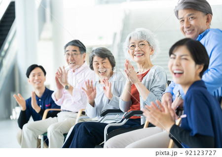 出し物を鑑賞する老人ホーム利用者 シニアイメージ 介護士 出し物を鑑賞する老人ホーム利用者 シニアイメージ 介護士 92123727