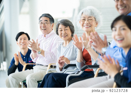 出し物を鑑賞する老人ホーム利用者 シニアイメージ 介護士 出し物を鑑賞する老人ホーム利用者 シニアイメージ 介護士 92123728