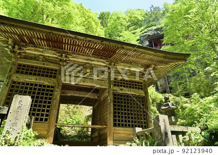 小諸市布引観音釈尊寺の仁王門に観音堂 92123940