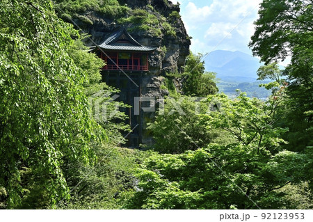 小諸市布引観音釈尊寺の観音堂宮殿に浅間山 92123953