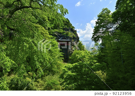 小諸市布引観音釈尊寺の観音堂宮殿に浅間山 92123956