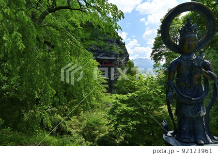 小諸市布引観音釈尊寺の観音堂宮殿と仏像に浅間山 92123961