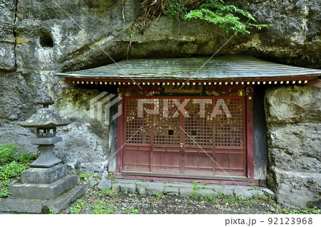 小諸市布引観音釈尊寺の岩屋のお堂（愛染明王） 92123968