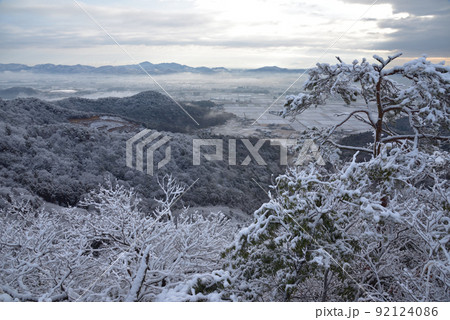 大小山の雪景色 大小山南側小ピークから東側に広がる雪化粧の田園地帯と三毳山方面を見る 大小山の雪景色 大小山南側小ピークから東側に広がる雪化粧の田園地帯と三毳山方面を見る 92124086