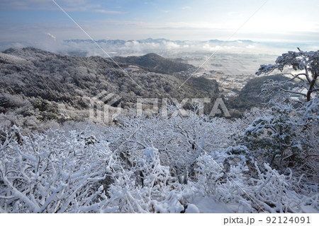 大小山の雪景色　大小山南側小ピークから東側に広がる雪化粧の田園地帯と三毳山方面を見る 92124091