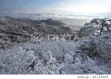 大小山の雪景色 大小山南側小ピークから東側に広がる雪化粧の田園地帯と三毳山方面を見る 大小山の雪景色 大小山南側小ピークから東側に広がる雪化粧の田園地帯と三毳山方面を見る 92124094