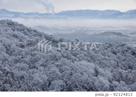大小山の雪景色　山頂南側小ピークから大小山山頂から西場富士へ続く尾根と葛生方面を見る 92124813