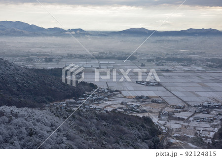 大小山の雪景色　山頂南側小ピークから雪化粧の東側山麓の田園地帯と三毳山方面を見る 92124815