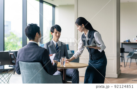飲食店で接客するウェイトレス 92124851