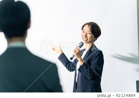 登壇する女性と聴衆 セミナー プレゼンテーション 登壇する女性と聴衆 セミナー プレゼンテーション 92124864